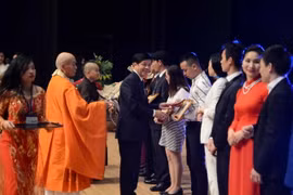 Đại sứ Việt Nam tại Nhật Bản Nguyễn Quốc Cường trao quà lưu niệm cho các nhà tài trợ buổi biểu diễn. (Ảnh: Thành Hữu/Vietnam+)