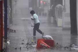 Mưa lớn khi bão Trami đổ vào Naha, tỉnh Okinawa ngày 29/9/2018. (Nguồn: Kyodo/TTXVN)