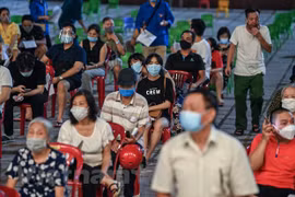 Để kịp hoàn thành tiêm vaccine cho 100% người dân trên địa bàn, quận Hoàn Kiếm đã tổ chức điểm tiêm đến đêm tại Cung Văn hóa Hữu nghị Việt Xô. (Ảnh: PV/Vietnam+)