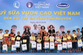 Trong suốt chặng đường 12 năm, Quỹ sữa Vươn Cao Việt Nam và Vinamilk đã trao tặng hơn 35 triệu ly sữa cho trẻ em khó khăn trên khắp Việt Nam. (Ảnh: CTV)
