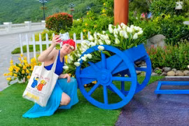 Các tiểu cảnh Tulip được trang trí độc đáo trên dọc hành trình khám phá Đồi Vạn Hoa (Ảnh: CTV)