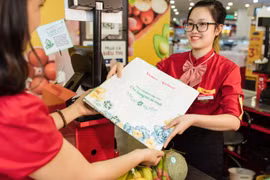 Hơn 10.000 chiếc túi sử dụng nhiều lần của VinMart đã được tặng cho những “khách hàng xanh” đầu tiên đồng hành cùng chương trình. (Ảnh: CTV) 