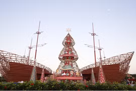 Cây thông Đèn lồng rực rỡ giữa Quảng trường cổng Vinpearl Land Nam Hội An, mang đến không khí đón mừng năm mới đặc sắc bậc nhất 