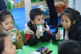 Nhiều phụ huynh muốn mỗi con được thêm 2-3 suất của chương trình sữa học đường nữa
