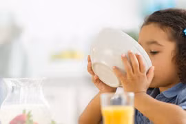 Việc cung cấp đầy đủ dưỡng chất cho trẻ trong thời điểm vàng là điều thiết yếu giúp ngăn ngừa tình trạng thấp còi. (Ảnh minh họa)
