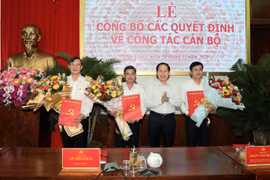Công bố các quyết định của Tỉnh ủy Hậu Giang. (Ảnh: Duy Khương/TTXVN)