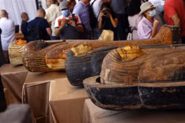 Những quan tài bằng gỗ hơn 2.500 năm tuổi được khai quật tại tại khu nghĩa trang Saqqara phía Nam thủ đô Cairo, Ai Cập, ngày 3/10/2020. (Ảnh: THX/TTXVN)
