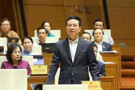 Bộ trưởng Bộ Thông tin và Truyền thông Nguyễn Mạnh Hùng trả lời câu hỏi chất vấn. (Ảnh: Doãn Tấn/TTXVN)