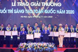 Chủ tịch MTTQ Trần Thanh Mẫn (bên phải) và Bí thư thứ nhất Trung ương Đoàn, Chủ tịch Hội LHTN Việt Nam Nguyễn Anh Tuấn (bên trái) trao Bằng khen tặng các tác giả và nhóm tác giả tại buổi lễ. (Ảnh: Văn Điệp/TTXVN)