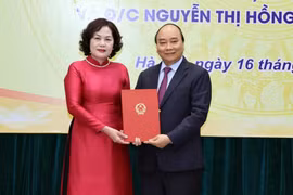 Thủ tướng Chính phủ Nguyễn Xuân Phúc trao Quyết định bổ nhiệm của Chủ tịch nước cho Thống đốc Ngân hàng Nhà nước Việt Nam Nguyễn Thị Hồng nhiệm kỳ 2016-2021. (Ảnh: Thống Nhất/TTXVN)