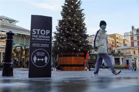 Người dân đeo khẩu trang phòng lây nhiễm COVID-19 tại London, Anh, ngày 23/11/2020. (Ảnh: THX/TTXVN)