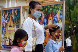 Người dân đeo khẩu trang phòng lây nhiễm COVID-19 tại Phnom Penh, Campuchia. (Ảnh: AFP/TTXVN)