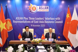 Cuộc gặp giữa Lãnh đạo ASEAN+3 và Đại diện Hội đồng Doanh nghiệp Đông Á. (Ảnh: Thống Nhất/TTXVN)