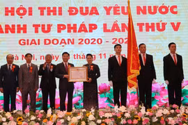 Chủ tịch Quốc hội Nguyễn Thị Kim Ngân trao Huân chương Lao động hạng Nhất cho ngành Tư pháp. (Ảnh: Trọng Đức/TTXVN)