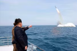 Nhà lãnh đạo Triều Tiên Kim Jong-un thị sát một vụ phóng thử tên lửa từ tàu ngầm ở gần Sinpo thuộc vùng biển phía Đông Bắc Triều Tiên. (Nguồn: EPA/TTXVN)