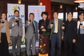 Đại sứ Vũ Văn Dũng và các Đại sứ ASEAN tại Nam Phi tham dự Tuần lễ Văn hóa, Du lịch và Ẩm thực Việt Nam. (Ảnh: Mạnh Hùng/Vietnam+)