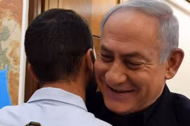 Thủ tướng Israel Benjamin Netanyahu chào đón nhân viên bảo vệ Đại sứ quán Israel ở Amman. (Nguồn: timesofisrael.com)