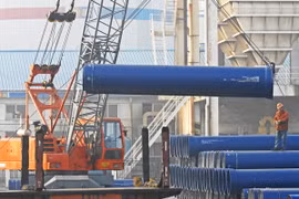 Vận chuyển thép cuộn tại Liên Vận cảng, tỉnh Giang Tô, miền Đông Trung Quốc. (Nguồn: AFP/TTXVN)
