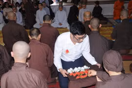 Nghi thức cài bông hồng lên áo. (Ảnh: Quang Thuận/Vietnam+)