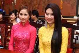 Hai trong số các thí sinh Hoa hậu các dân tộc Việt Nam lần thứ III tham dự họp báo sáng nay. (Ảnh: Minh Tuyết/Vietnam+)