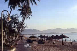 Biển Nha Trang là điểm đến ưa thích của du khách trong và ngoài nước. (Ảnh: Searcher Vn)