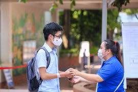 Trong mỗi mùa thi, hình ảnh các lực lượng tham gia tiếp sức cho các thí sinh tại các điểm thi không còn lạ lẫm. (Ảnh: PV/Vietnam+)