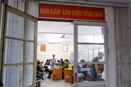 Những ngày này tại địa bàn thành phố Hà Nội, Công an các quận, huyện đều đang khẩn trương hoàn thành việc cấp căn cước công dân mới gắn chip cho người dân. (Ảnh: Minh Sơn/Vietnam+)
