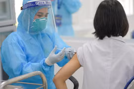 Sáng 8/3, Bộ Y tế bắt đầu triển khai tiêm vaccine AstraZeneca phòng COVID-19 tại nhiều điểm trên cả nước như: Bệnh viện Bệnh Nhiệt đới Trung ương, Bệnh viện Bệnh Nhiệt đới Thành phố Hồ Chí Minh và tại tỉnh Hải Dương. (Ảnh: Minh Sơn/Vietnam+)