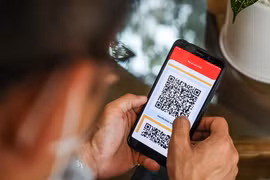 Mỗi người dân khi tiêm xong sẽ được cấp một mã QR. (Ảnh: Minh Sơn/Vietnam+)