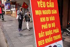 Tình hình COVID-19 tại Hà Nội đang diễn biến phức tạp nên người dân Thủ đô đã chủ động tăng cường các biện pháp chống dịch, đeo khẩu trang và hạn chế đi ra ngoài dịp cuối tuần. (Ảnh: Minh Sơn/Vietnam+) 