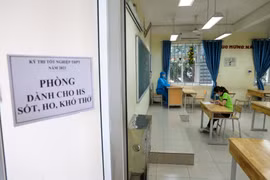 Chiều 2/7, để đảm bảo công tác phòng chống dịch COVID-19 phục vụ kỳ thi tốt nghiệp Trung học Phổ thông Quốc gia, điểm trường Trung học Cơ sở Ba Đình (Quận Ba Đình, Hà Nội) đã tổ chức diễn tập. (Ảnh: Minh Sơn/Vietnam+)