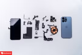Ngay sau khi iPhone 13 seri có mặt tại Việt Nam, các kỹ thuật viên của Điện Thoại Vui đã nhanh chóng 'mổ xẻ' mẫu điện thoại này để người dùng khám phá các linh kiện bên trong. (Ảnh: Điện Thoại Vui)