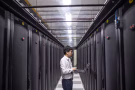 Với tổng diện tích 6.500m2 cùng 1.200 tủ rack tương đương 48 ngàn máy chủ vật lý và 480 ngànmáy chủ cloud, Hòa Lạc data center là trung tâm dữ liệu lớn nhất khu vực miền Bắc của Viettel IDC. (Ảnh: Minh Sơn/Vietnam+)