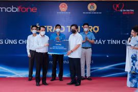 Đại diện MobiFone trao tặng 200 ngàn tài khoản cho Phó Chủ tịch công đoàn Giáo dục Việt Nam. (Ảnh: MobiFone)
