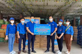 Đoàn thanh niên Tổng công ty MobiFone ủng hộ khẩu trang và nước rửa tay sát khuẩn cho tỉnh Bắc Giang. (Ảnh minh hoạ/Nguồn: MobiFone)