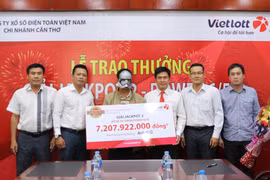 Vị khách may mắn tên H.G lĩnh thưởng giải Jackpot 2 hơn 7 tỷ đồng. (Ảnh: Vietlott)