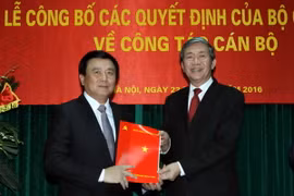 Thường trực Ban Bí thư Đinh Thế Huynh trao Quyết định cho giáo sư-tiến sỹ Nguyễn Xuân Thắng. (Ảnh: Nguyễn Dân/TTXVN)