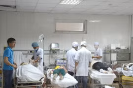 Các công nhân đang được các bác sỹ ở Bệnh viện Đa khoa 115 cấp cứu, băng bó vết thương. (Ảnh: Bích Huệ/TTXVN)