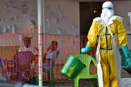 Bệnh nhân nhiễm Ebola điều trị tại trung tâm y tế Nongo ở Conakry, Guinea. (Nguồn: AFP/TTXVN)