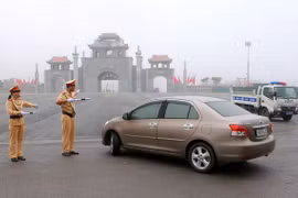Cảnh sát giao thông, Công an tỉnh Phú Thọ làm nhiệm vụ phân luồng giao thông trước cổng Đền Hùng. (Ảnh: Doãn Tấn/TTXVN)