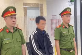Công an tỉnh Quảng Ngãi thực hiện Lệnh khám xét khẩn cấp và Lệnh bắt tạm giam Nguyễn Tuấn Cường. (Ảnh: TTXVN phát)