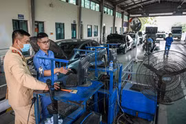 Cảnh sát giao thông ‘chi viện’ nhân lực cho các trung tâm đăng kiểm 