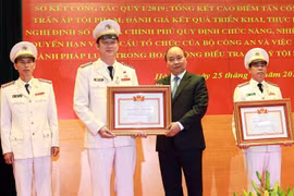 Thủ tướng Nguyễn Xuân Phúc trao danh hiệu Chiến sỹ thi đua toàn quốc năm 2018 cho các cá nhân của Bộ Công an đạt thành tích xuất sắc trong công tác. (Ảnh: Doãn Tấn/TTXVN)