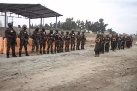 Cảnh sát bắt giữ các tay súng tình nghi là phiến quân trong chiến dịch truy quét nơi ẩn náu của Taliban ở Jalalabad, Afghanistan, ngày 17/2. (Ảnh: THX/TTXVN)
