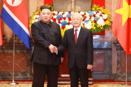Tổng Bí thư, Chủ tịch nước Nguyễn Phú Trọng đón Chủ tịch Triều Tiên Kim Jong-un. (Ảnh: Doãn Tấn/TTXVN)