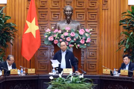 Thủ tướng Nguyễn Xuân Phúc chủ trì cuộc họp bàn giải pháp tháo gỡ khó khăn cho sản xuất, kinh doanh, thúc đẩy tăng trưởng kinh tế. (Ảnh: Thống Nhất/TTXVN)