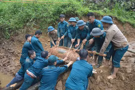 Một quả bom đang được vận chuyển và hủy nổ. (Ảnh minh họa: TTXVN phát)