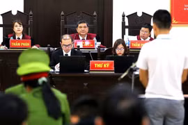 Chủ tọa phiên tòa Nguyễn Vinh Quang xét hỏi các bị cáo. (Ảnh: Trung Kiên/TTXVN)
