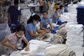 Tại nhiều doanh nghiệp nhỏ và vừa trong ngành dệt may, mức lương công nhân không đáp ứng nổi nhu cầu cuộc sống. (Ảnh minh họa: Internet)