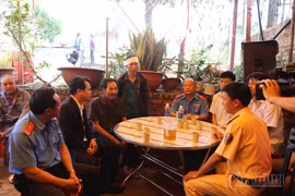 Đoàn công tác của Ban An toàn giao thông tỉnh Đắk Nông chia sẻ mất mát, đau thương với gia đình nạn nhân. (Nguồn: báo Đắk Nông)